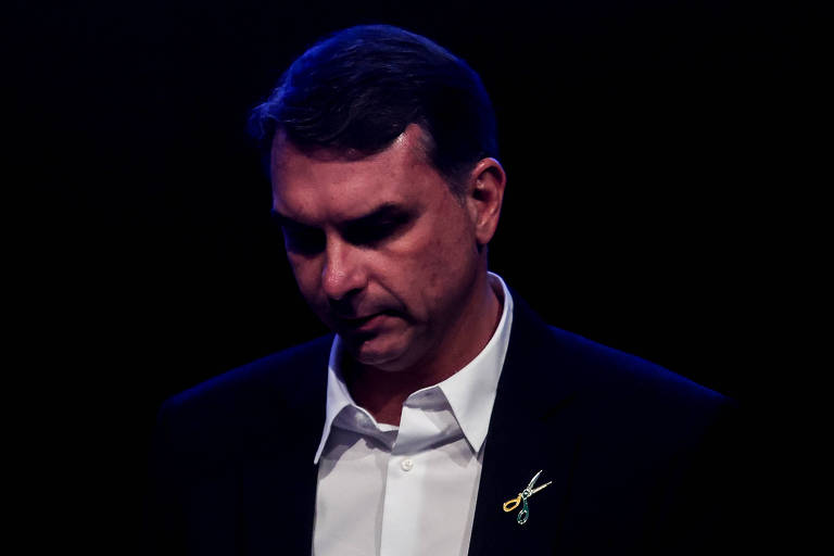 Flávio Bolsonaro enfrenta críticas sobre financiamento do filme ‘Dark Horse’