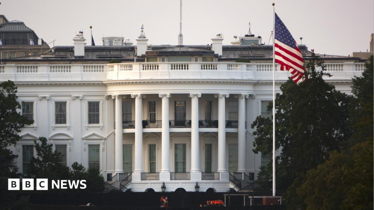 Ex-operador de teleprompter de la Casa Blanca multado por apuestas ilegales sobre discursos de Trump