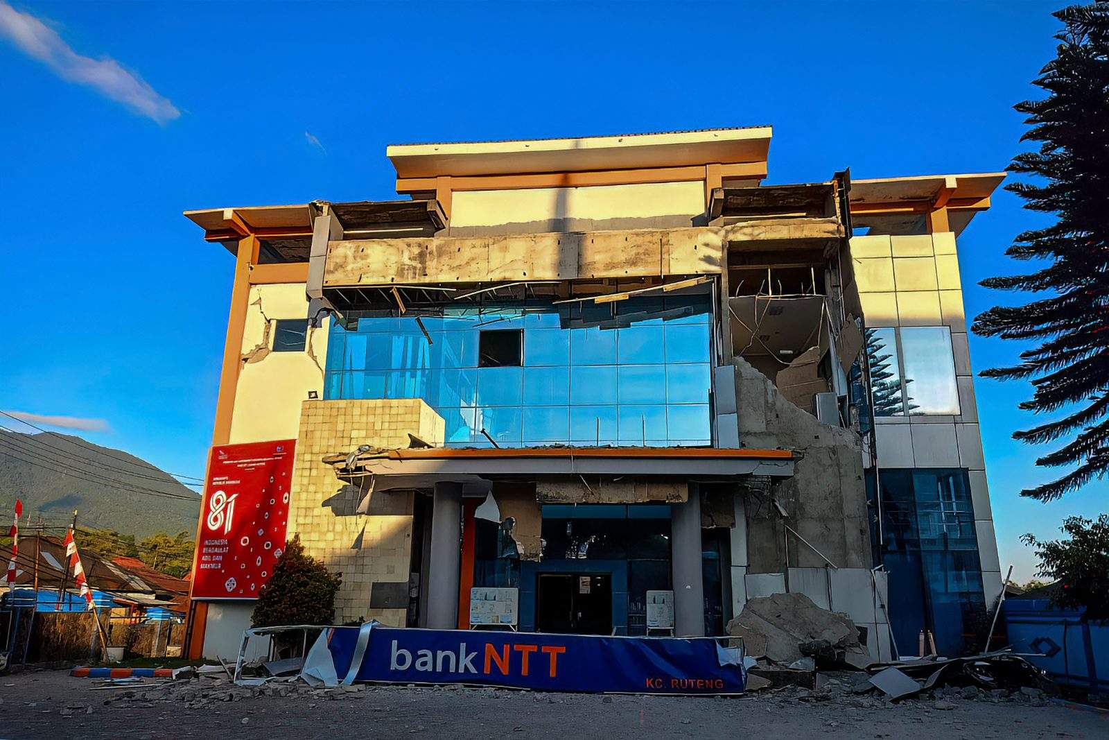 Magnitude 7.7 Earthquake Strikes Off Indonesia’s Coast, Causing Casualties and Damage