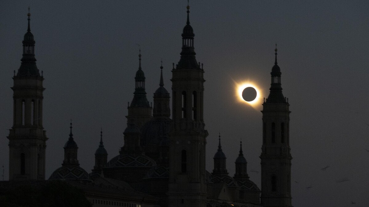 Eclipse solar total sorprende a millones en España